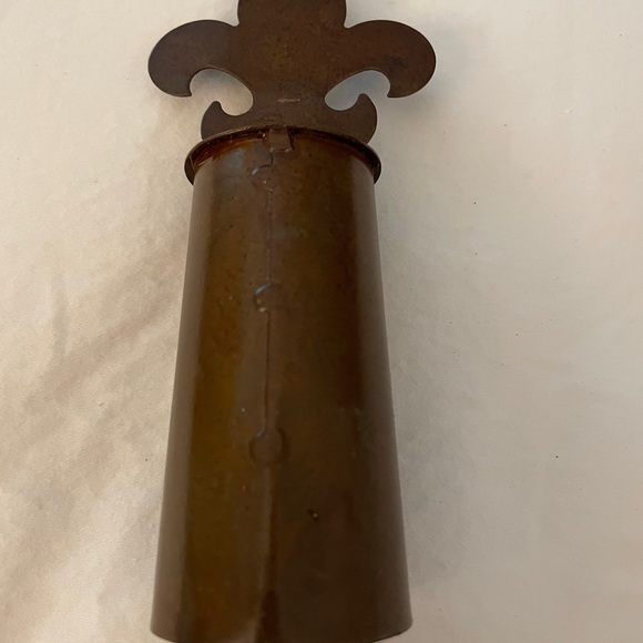 Fleur de Lis Metal Wine Bottle Topper - Picture 2 of 3
